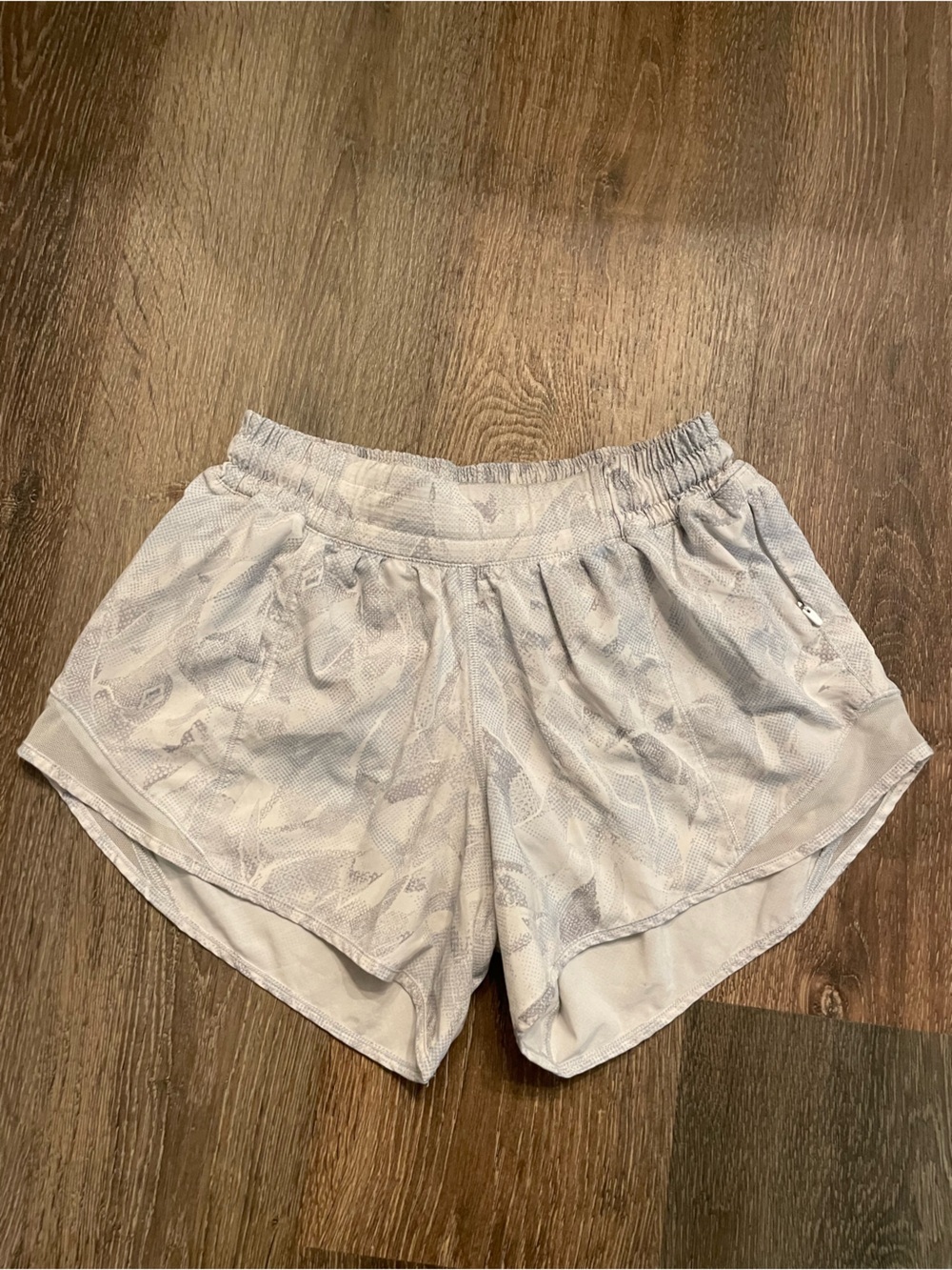 lululemon athletica Light Gray Women's Athletic Hotty Hot shorts Size 4